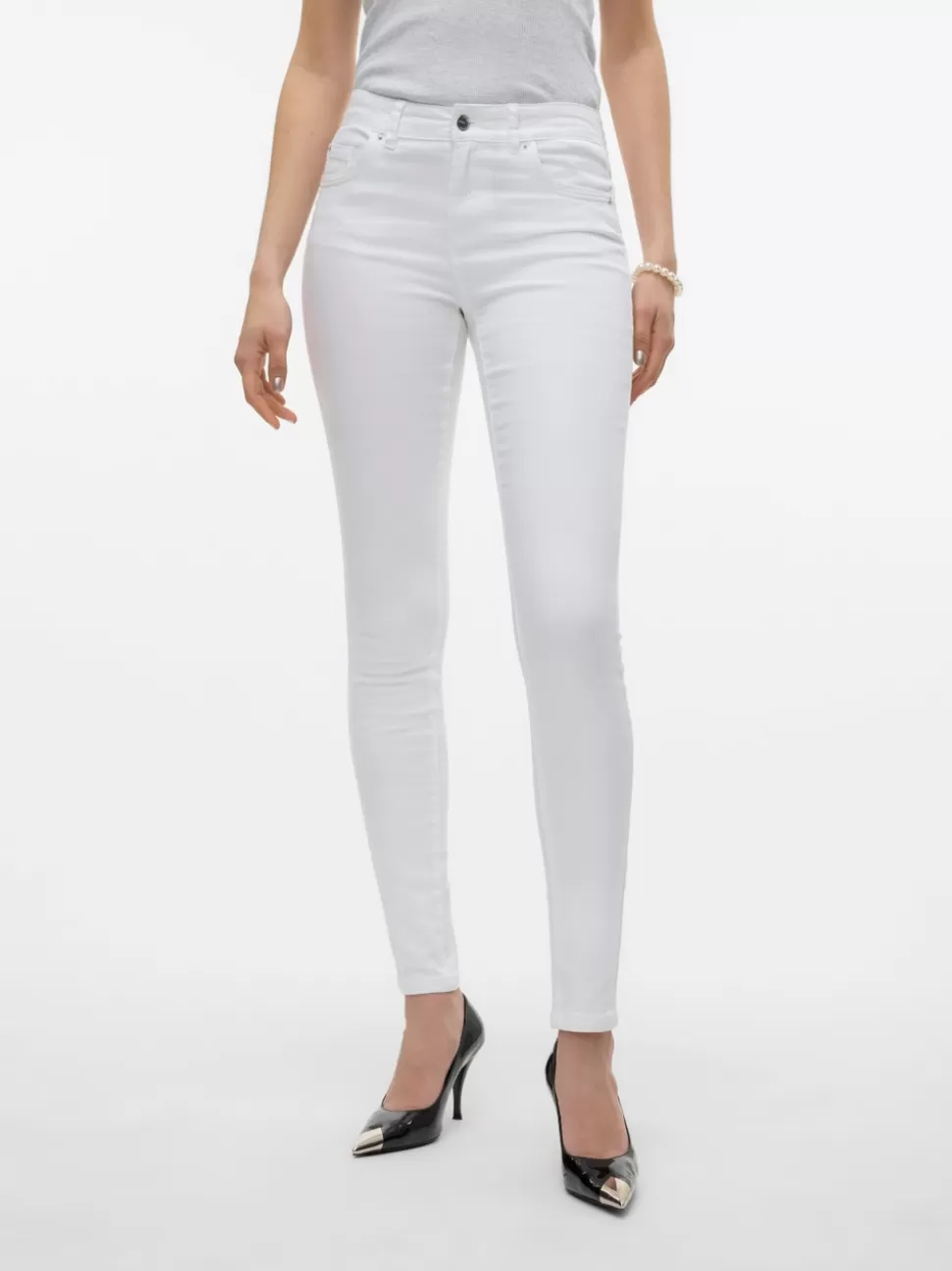 Jeans^VERO MODA VMALIA Medelhög Midja Slim Fit Jeans Bright White