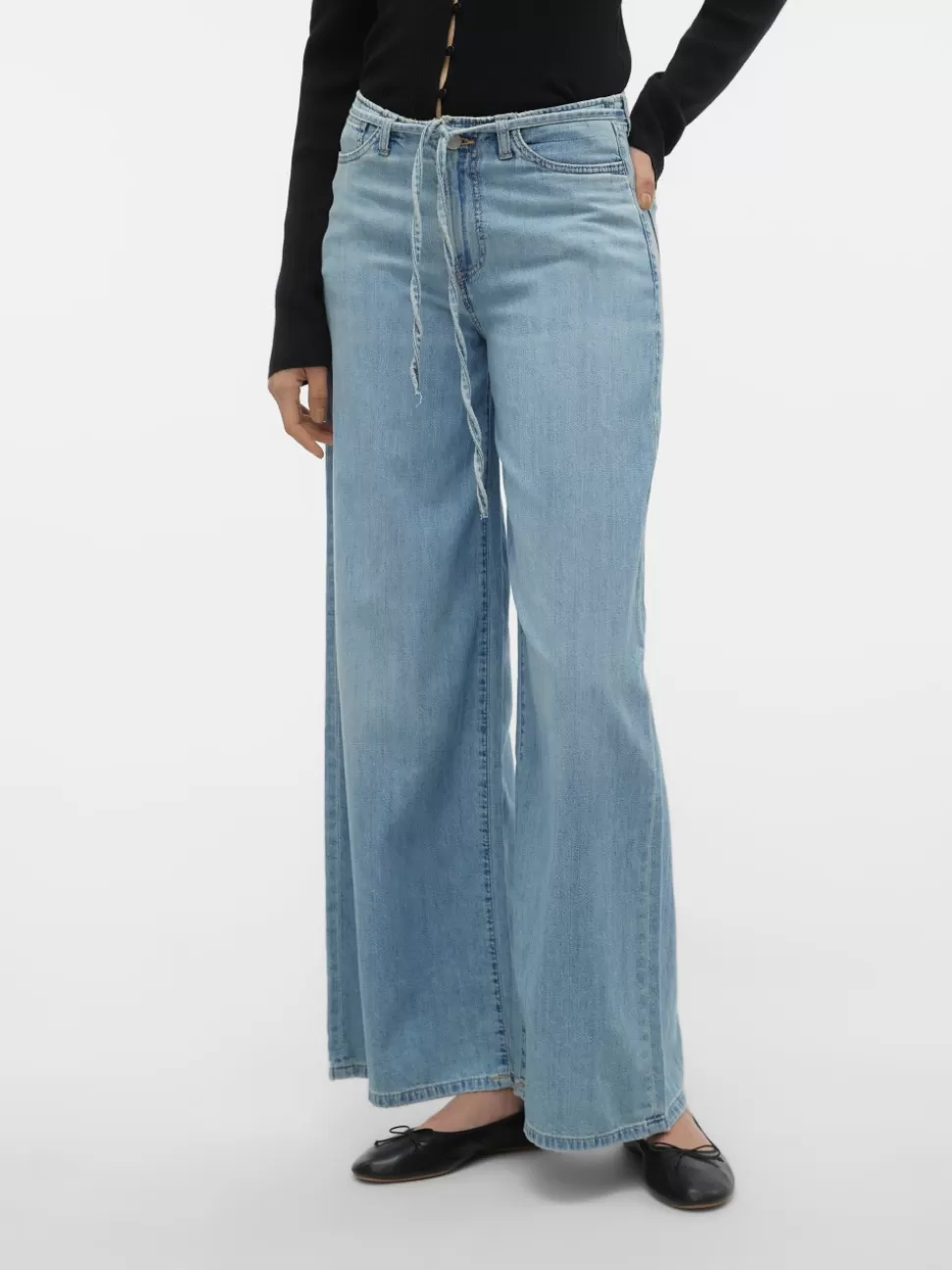 Jeans | Basics^VERO MODA VMANNET Medelhög Midja Vid Passform Jeans Light Blue Denim