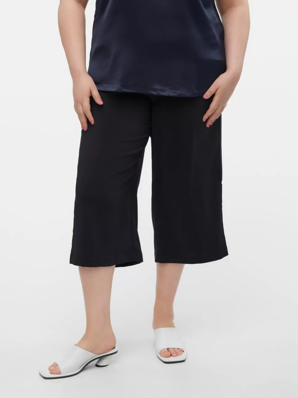 Byxor^VERO MODA VMCOCO Medelhög Midja Culottebyxor Black