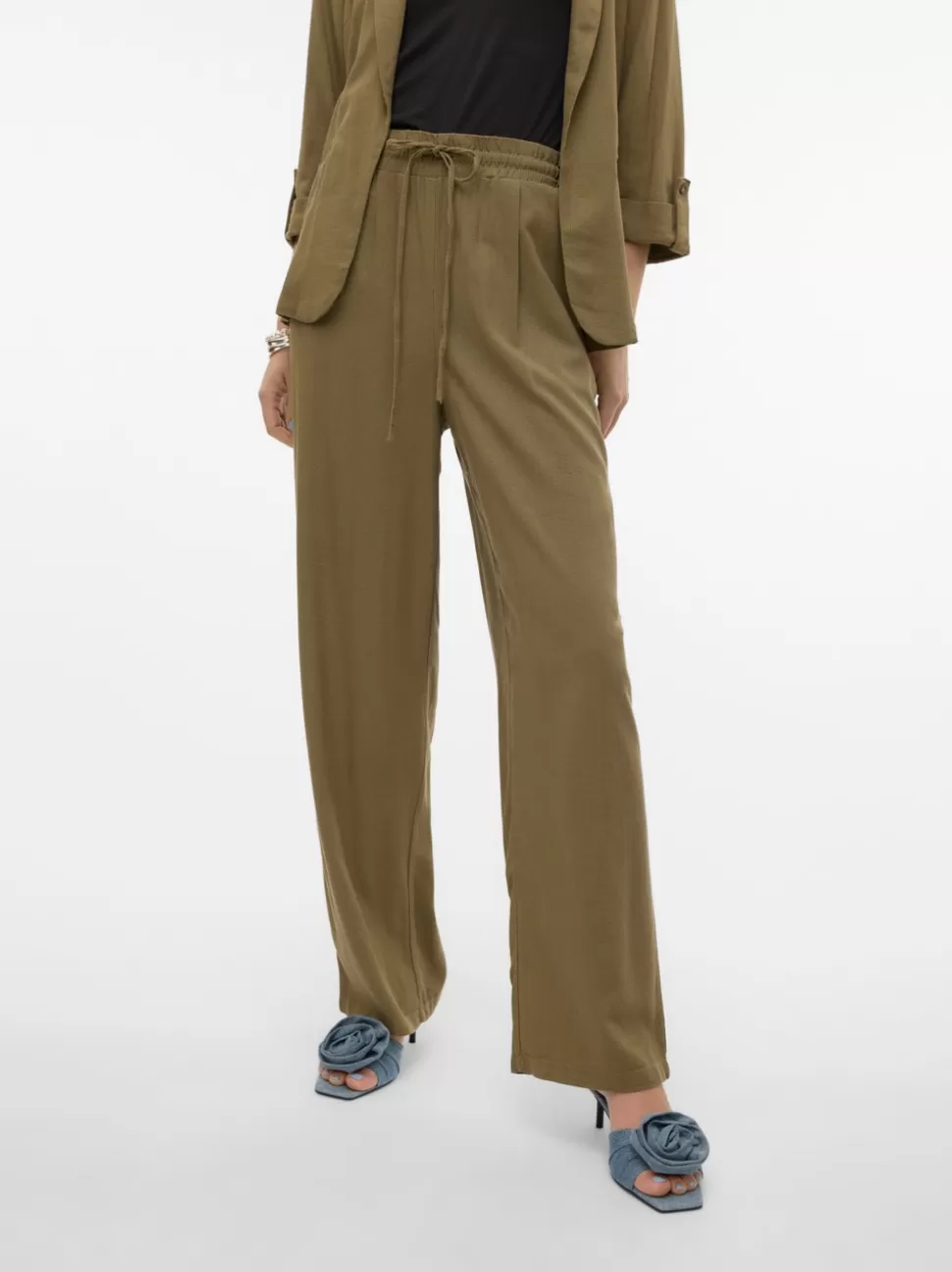 Byxor | Basics^VERO MODA VMJESMILO Medelhög Midja Byxor Capers