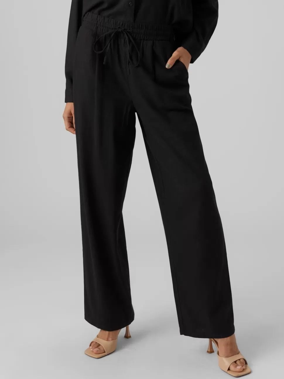 Byxor | Basics^VERO MODA VMJESMILO Medelhög Midja Byxor Black