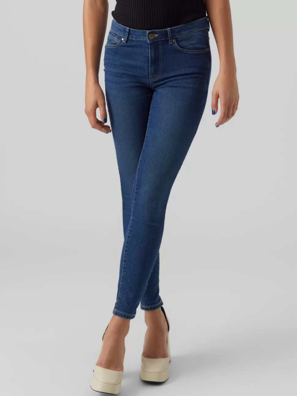 Jeans | Basics^VERO MODA VMJUNE Medelhög Midja Skinny Fit Jeans Medium Blue Denim