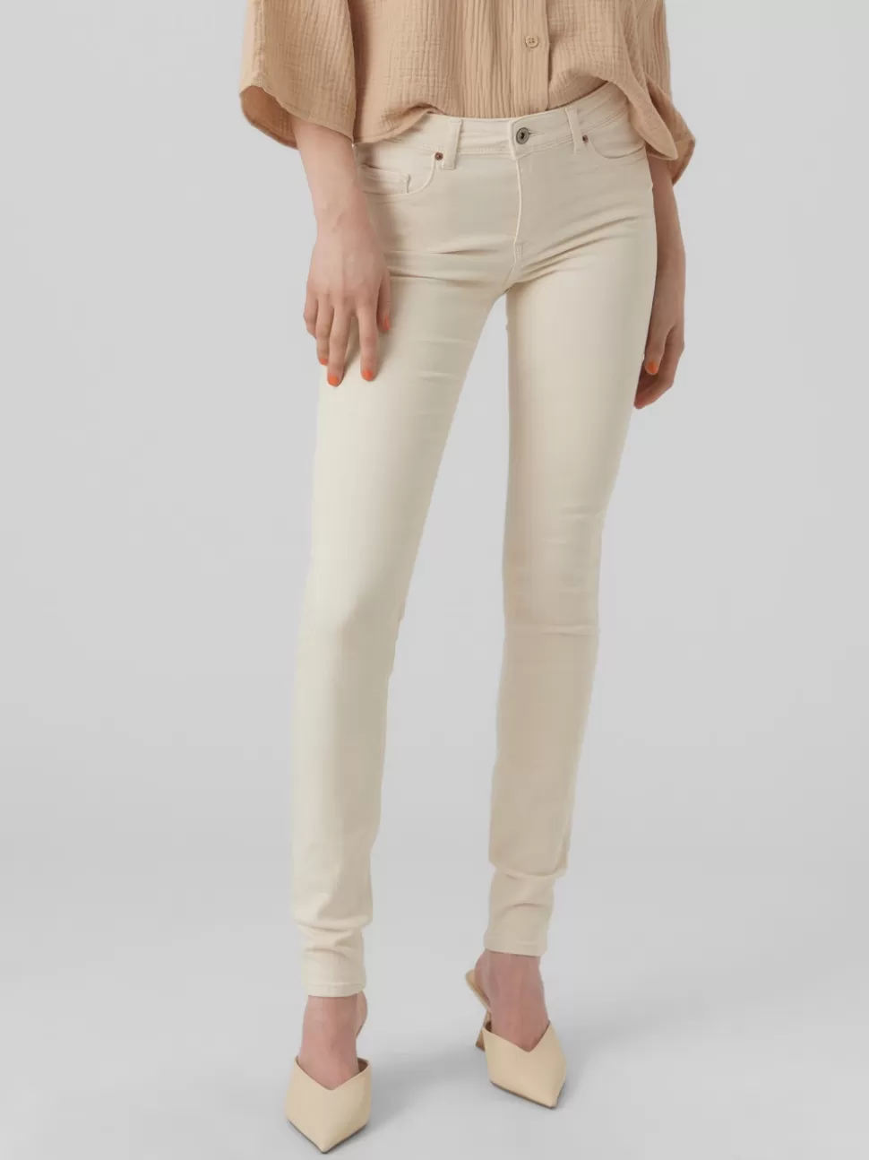 Jeans | Basics^VERO MODA VMLUX Medelhög Midja Slim Fit Jeans Ecru