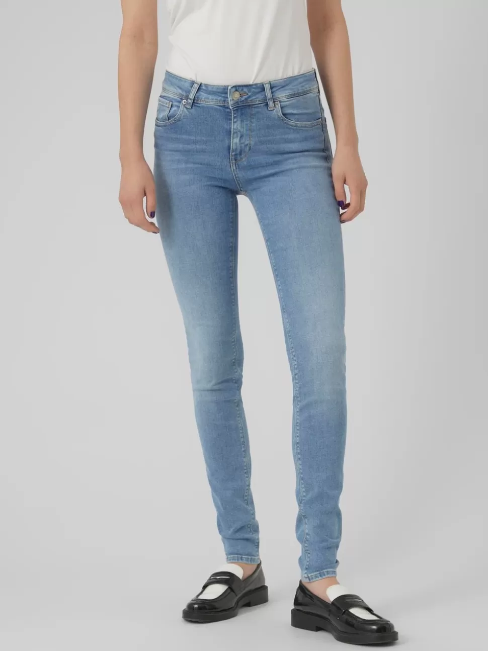 Jeans | Basics^VERO MODA VMLUX Medelhög Midja Slim Fit Jeans Light Blue Denim