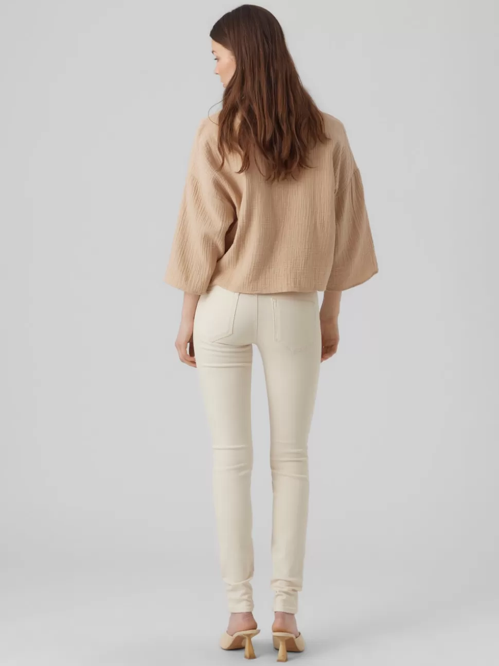 Jeans | Basics^VERO MODA VMLUX Medelhög Midja Slim Fit Jeans Ecru
